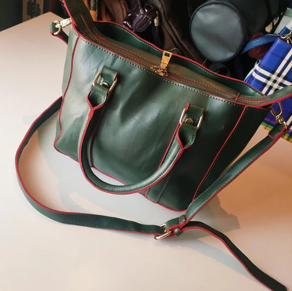 Authentic Discoat bag dark polo green colour heavy quality plus very unique look - Picture 1 of 12